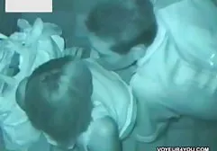 یک زن بالغ به یک پسر نوجوان عکس متحرک شهوتی یک شغل دست می دهد